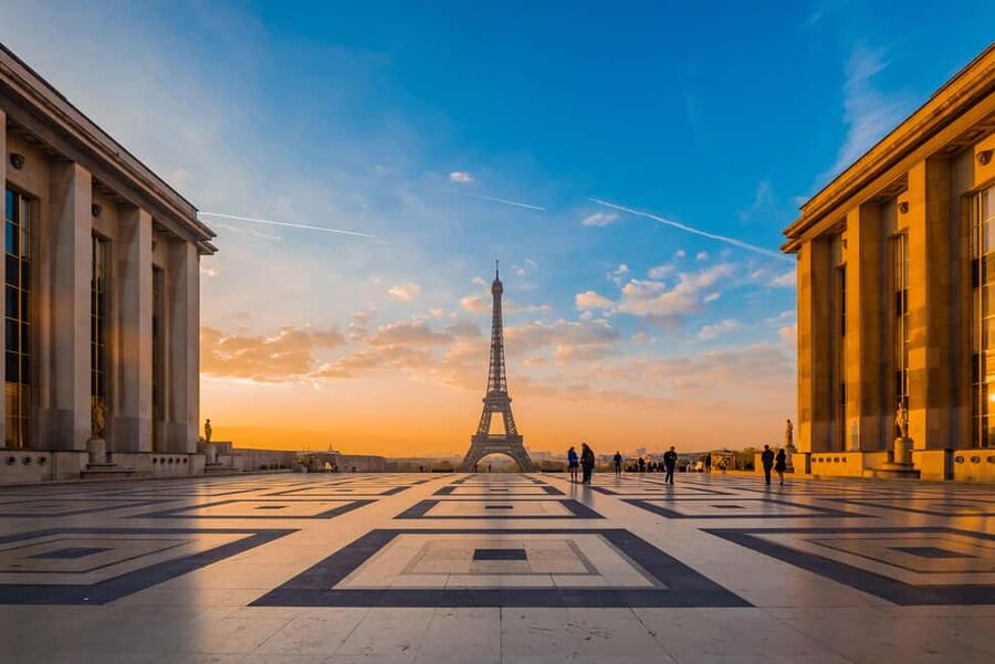 Paris: Eiffel Tower Guided Tour|Summit & second floor access - Taking the lift to the second floor