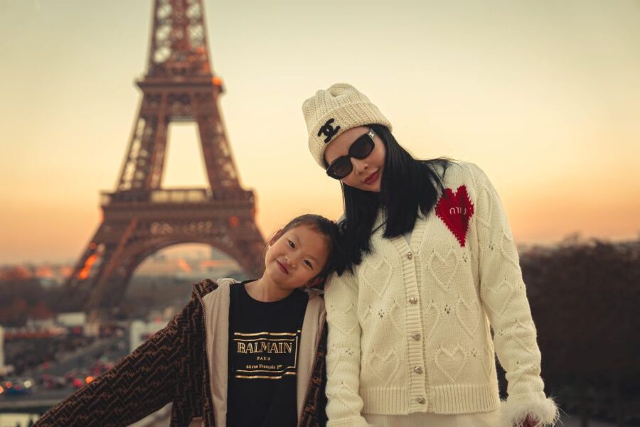 Paris: Eiffel Tower & Louvre Private Photoshoot - Edited images and delivery time