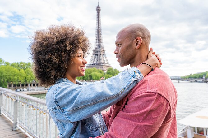 Paris: Eiffel Tower Photo Shoot - How the Photographer Helps You Pose