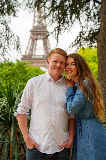 Paris: Eiffel Tower Photoshoot with a Professional - Why pose guidance makes a difference