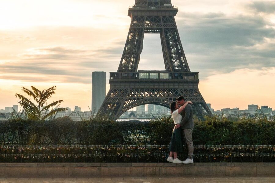 Paris: Eiffel Tower Private Professional Photoshoot - Timing, clothing, and practical limits