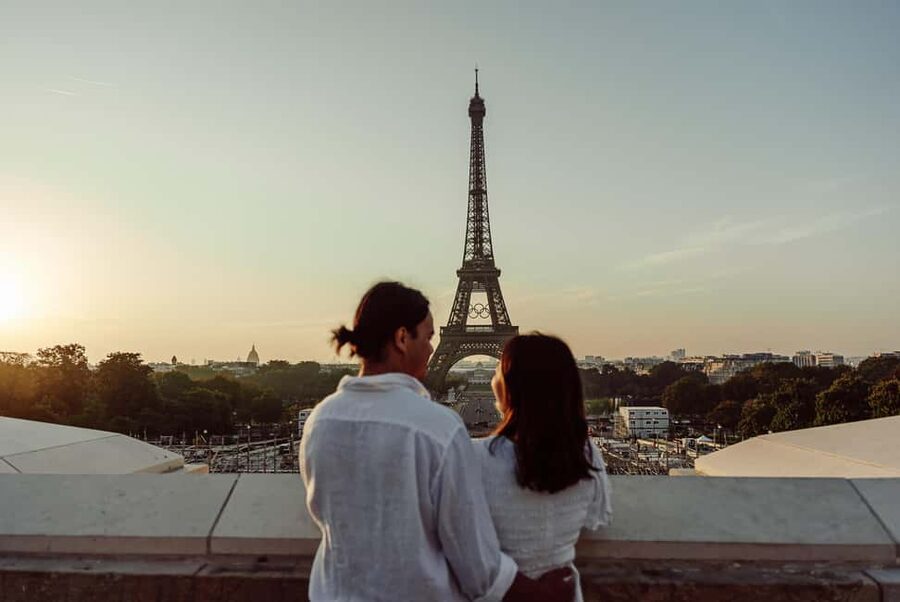 Paris: Eiffel Tower Street Photoshoot - Why the posing help is worth paying for