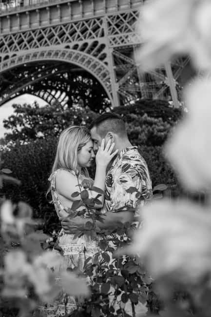 Paris: Eiffel Tower Street Photoshoot - Who will get the most from this session