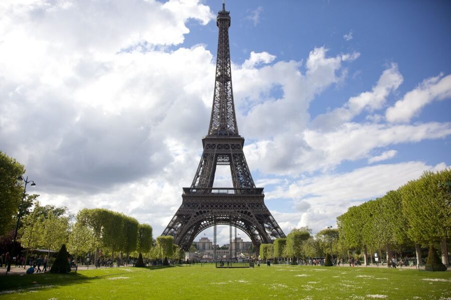 Paris: Eiffel Tower Tour & Seine River Cruise Tour - How much help does the guide provide?