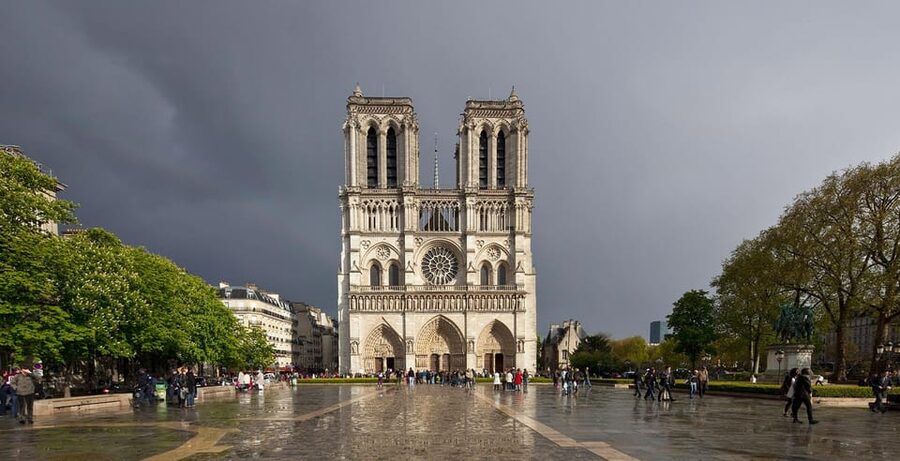 Paris: Eternal Notre-Dame VR Experience Ticket - Putting on the headset and backpack