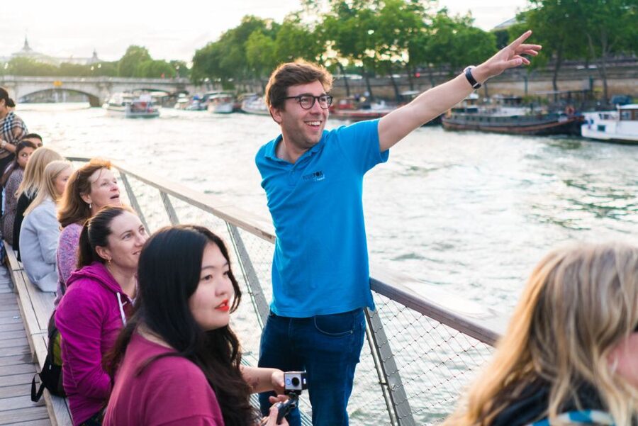 Paris: Evening Bike and Boat Tour - The Louvre and its glowing pyramids