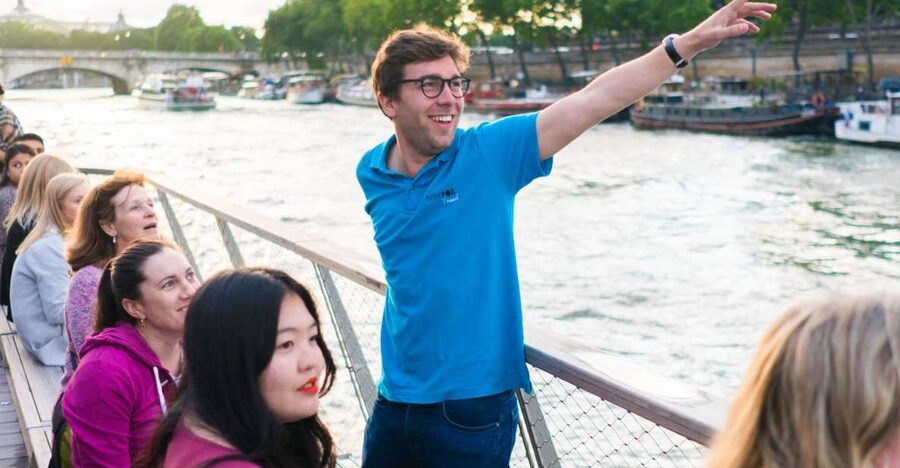 Paris: Evening Bike and Boat Tour - Getting comfortable on the city bikes