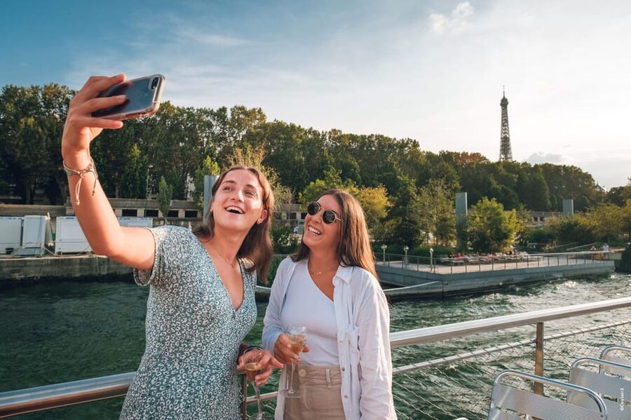 Paris: Evening River Cruise with Music - Key points to know before you go