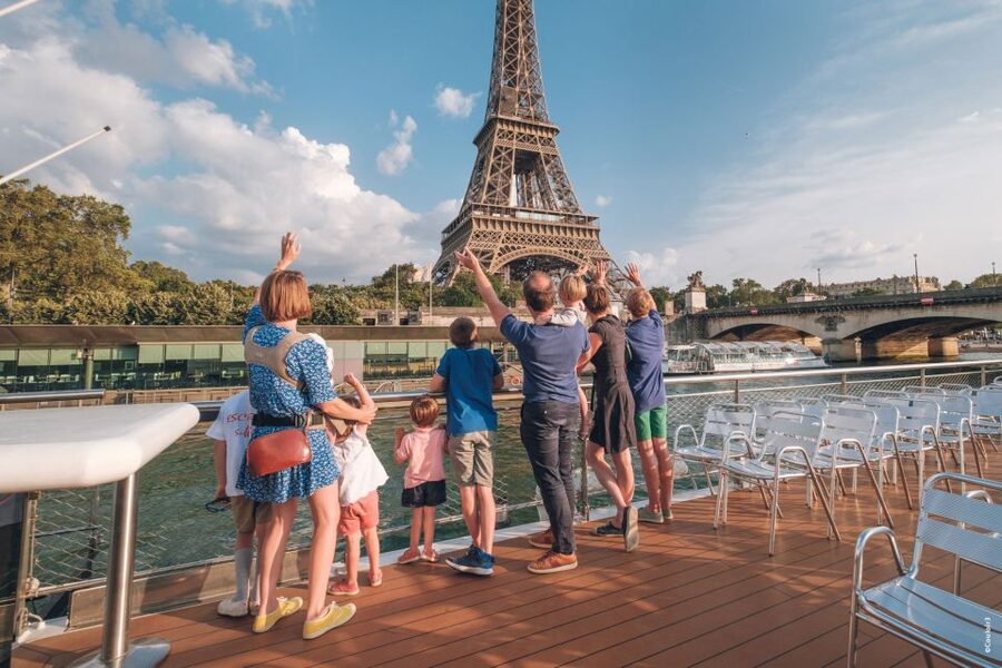 Paris: Family-Friendly River Seine Guided Cruise - Finding a good seat and handling busy departures