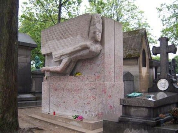Paris: Famous Graves of Pere Lachaise Cemetery Guided Tour - Walking Into the Cemetery’s 110 Acres