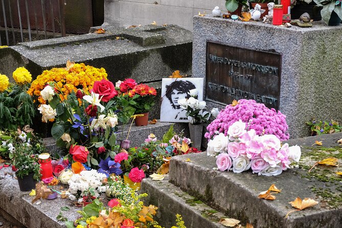 Paris: Famous Graves of Pere Lachaise Cemetery Guided Tour - The Route’s Pace and Group Size