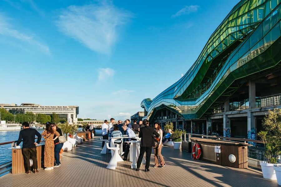 Paris: Gourmet Dinner Cruise on Seine River with Live Music - The opening view: Statue of Liberty and Île aux Cygnes