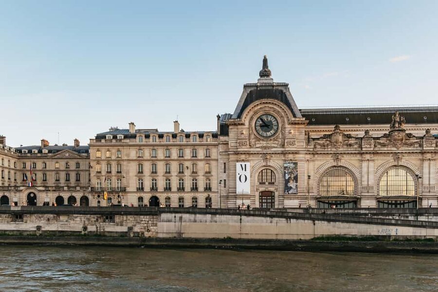 Paris: Gourmet Dinner Cruise on Seine River with Live Music - Musée d’Orsay, the Louvre, and Paris’s historic heart