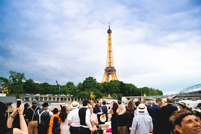 Paris Gourmet Dinner Seine River Cruise with Singer and DJ Set - A three-hour Paris evening on the Diamant Bleu