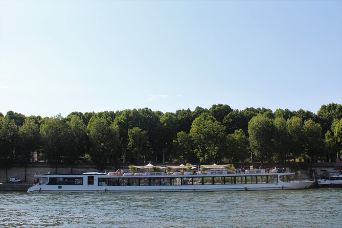 Paris Gourmet Dinner Seine River Cruise with Singer and DJ Set - The Seine route, from Île Saint-Louis to the Eiffel Tower
