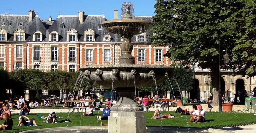 Paris: Guided tour of Marais in German - Place des Vosges and the city palace tradition