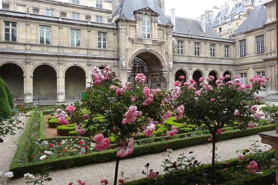 Paris: Guided tour of Marais in German - Medieval traces at the end of the route