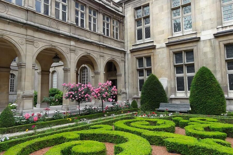 Paris: Guided tour of Marais in German - Meeting at Hôtel de Ville on Rue de Rivoli