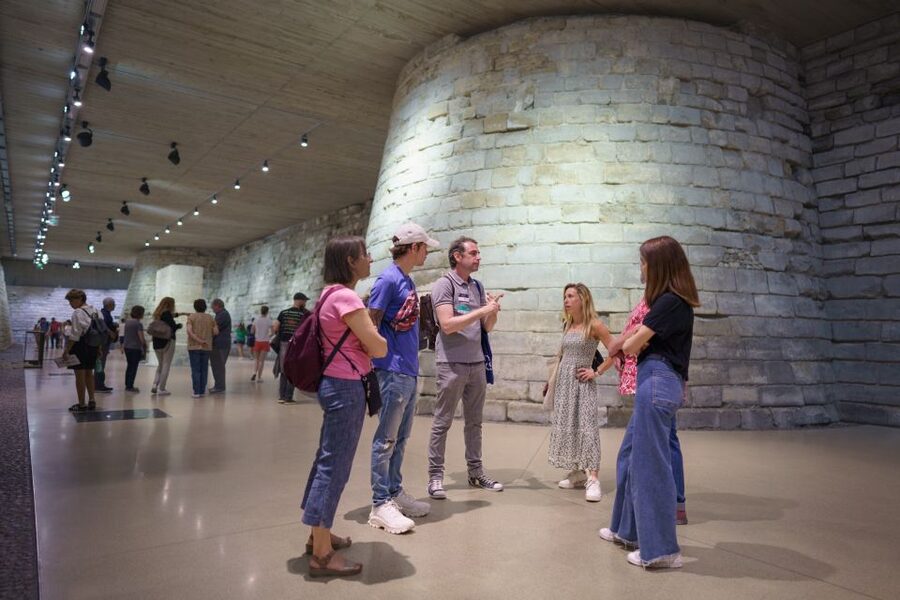 Paris: Guided Tour of the Must-Sees of the Louvre Museum - The Louvre as a palace