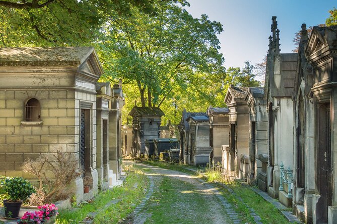 Paris: Haunted Père Lachaise Cemetery Guided Tour - Why Père Lachaise rewards a guided walk