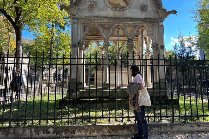 Paris: Haunted Père Lachaise Cemetery Guided Tour - What the two-hour itinerary feels like