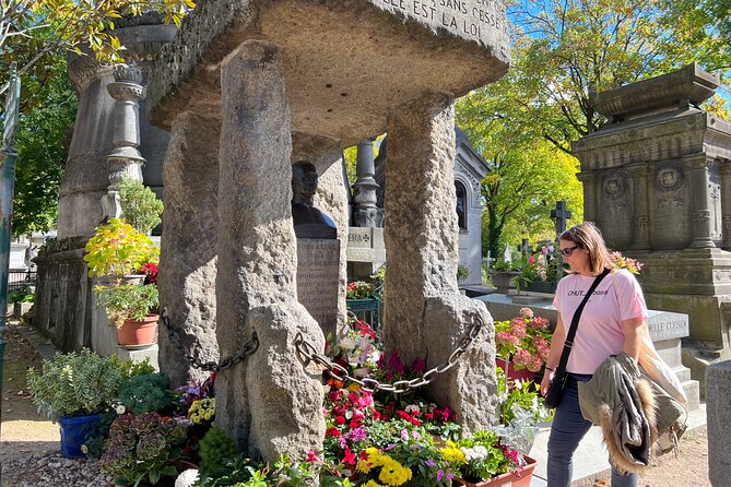 Paris: Haunted Père Lachaise Cemetery Guided Tour - Storytelling is the real feature