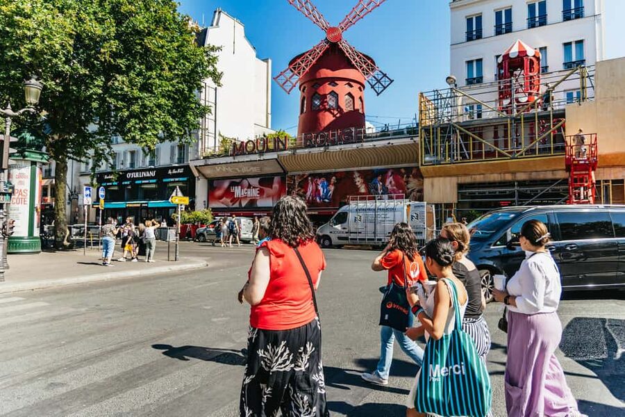 Paris: Hidden Gems of Montmartre with Local Guide - A croissant break at a local bakery