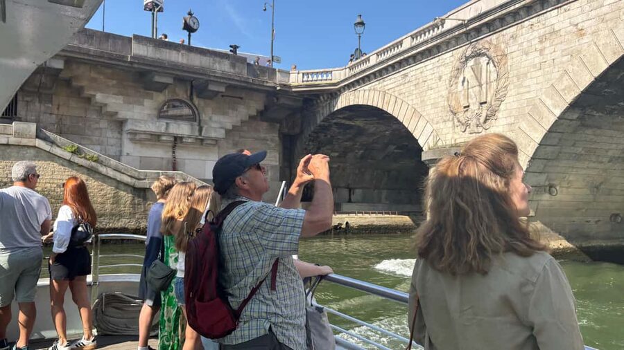 Paris: Hop-On Hop-Off Seine Cruise Pass with 9 Stops - Notre-Dame and the Latin Quarter