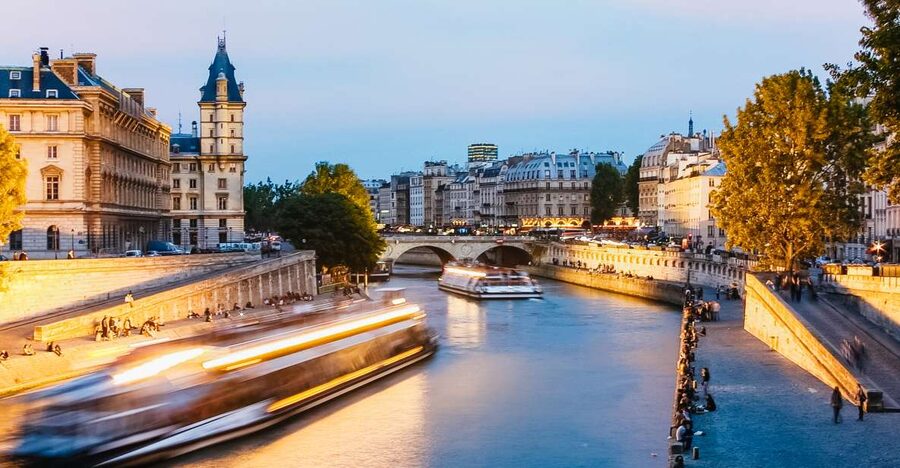 Paris: Illuminated Evening River Cruise & Waffle Tasting - What this Paris night cruise actually feels like