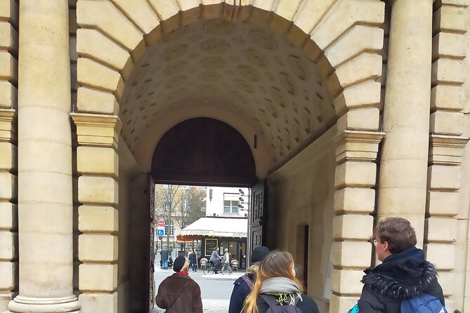 Paris Le Marais Hidden Gems Small Group Tour with Cruise Option - Musée Carnavalet adds a museum option without slowing the walk