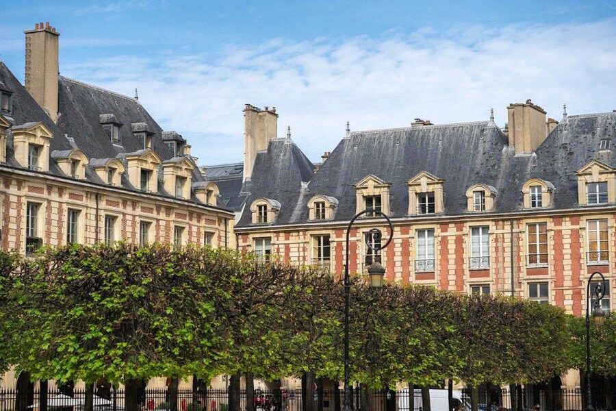 Paris: Le Marais Highlights Guided Small Group Walking Tour - Saint-Paul Church: A Quiet Interior Stop