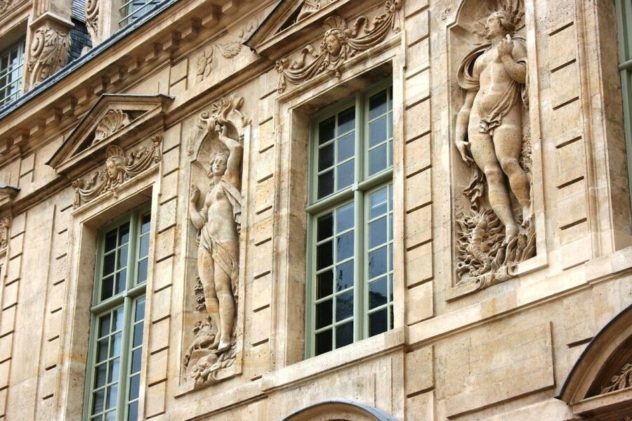 Paris: Le Marais Highlights Guided Small Group Walking Tour - Hôtel de Sens and the Shape of Old Paris