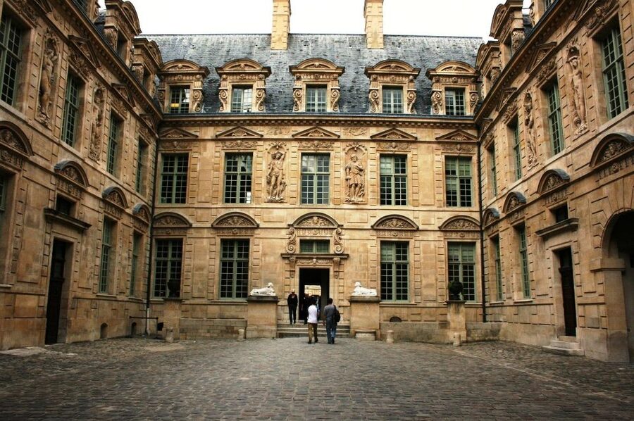 Paris: Le Marais Highlights Guided Small Group Walking Tour - Saint-Gervais Church and the Walk to Hôtel de Ville