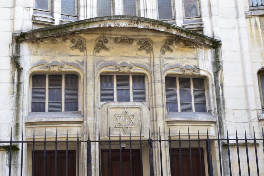 Paris: Le Marais & Montmartre Jewish History Walking Tour - Agoudas Hakehilos Synagogue from the street