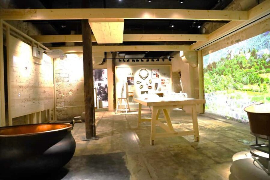 Paris: Living Cheese Museum Guided Tour with Cheese Tasting - Finding the Living Cheese Museum on Île Saint-Louis