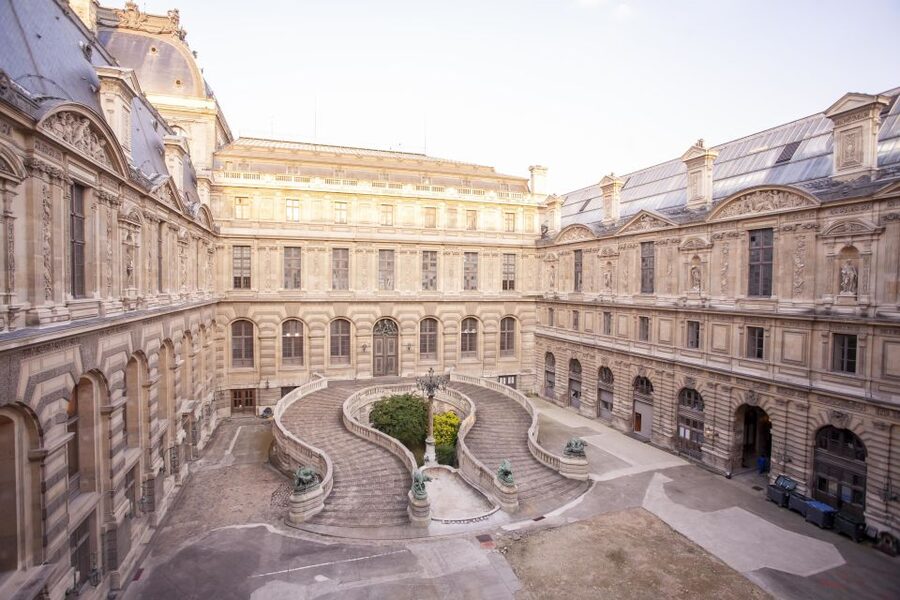 Paris Louvre: 2-Hour Private Tour for Groups or Families - Meeting point, timing, and museum comfort