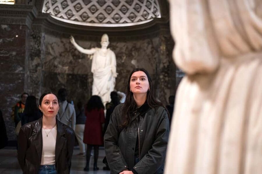 Paris: Louvre Masterpieces Tour with Pre-Reserved Tickets - Two Hours, Then Your Own Louvre