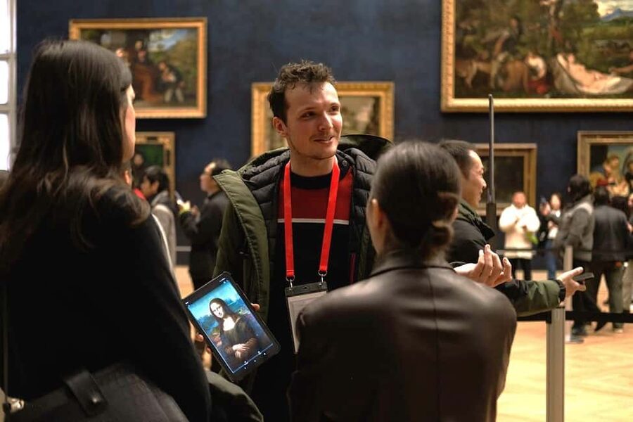 Paris: Louvre Masterpieces Tour with Pre-Reserved Tickets - Entering Through the Louvre Pyramid Area