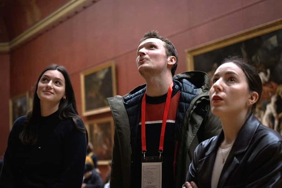 Paris: Louvre Masterpieces Tour with Pre-Reserved Tickets - The Mona Lisa and the Crowds Around It