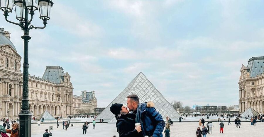 Paris: Louvre Mona Lisa Discovery Guided Tour with Ticket - Family appeal and guide style