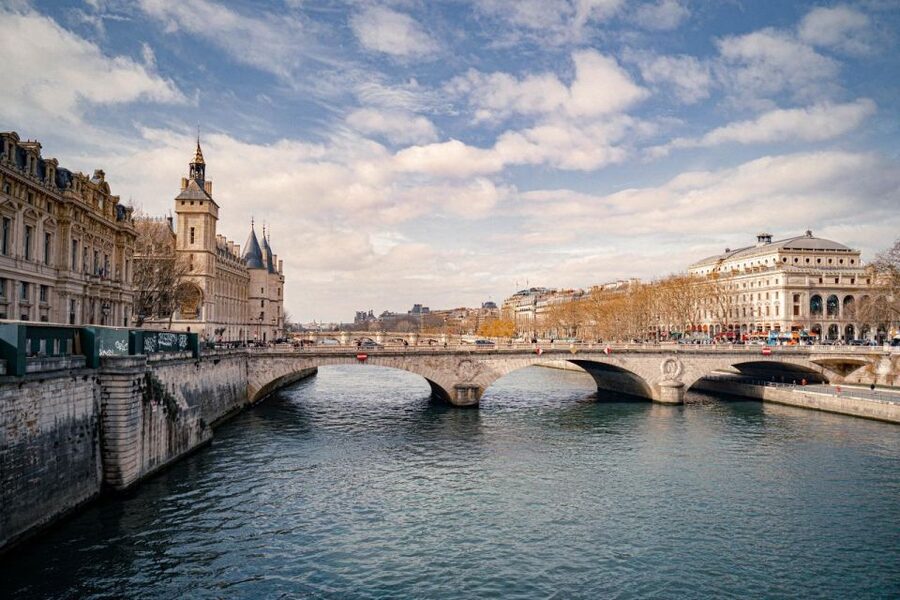 Paris: Louvre Museum Entry Ticket With Host and River Cruise - Getting from the Louvre to the Seine cruise
