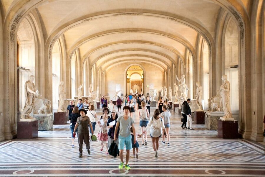 Paris: Louvre Museum Guided Tour - The medieval fortress and modern Pyramid