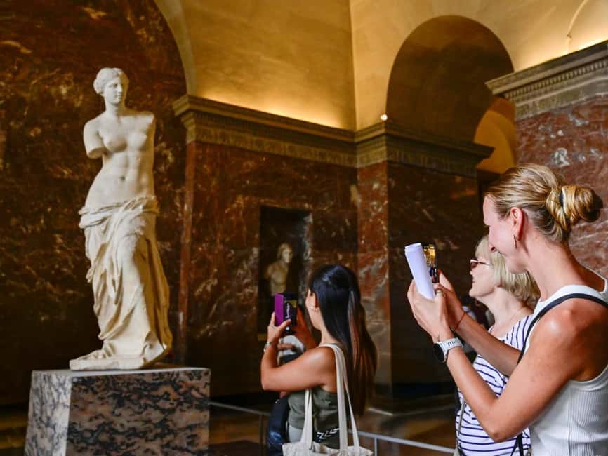 Paris: Louvre Museum Guided Tour with Skip-the-Ticket-Line - The guide makes the difference