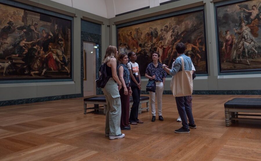 Paris: Louvre Museum Highlights and Mona Lisa Tour - The Mona Lisa and the reality of the crowd