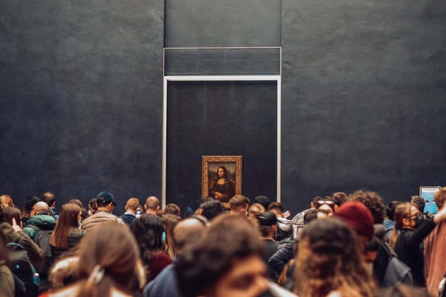 Paris: Louvre Museum Hosted Entry and Mona Lisa Audioguide - Meeting your host on Rue de Rivoli