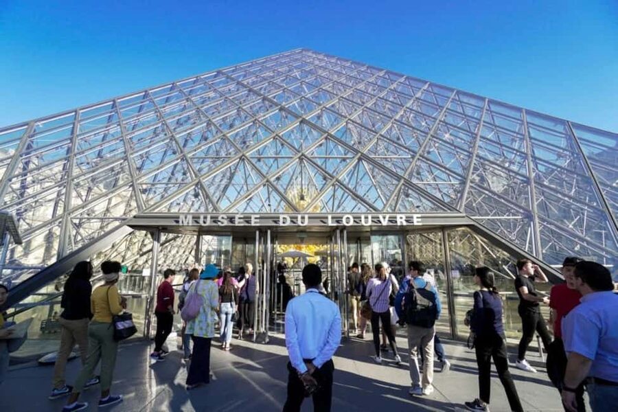 Paris: Louvre Museum Hosted Entry and Mona Lisa Audioguide - Getting through security and into the Louvre