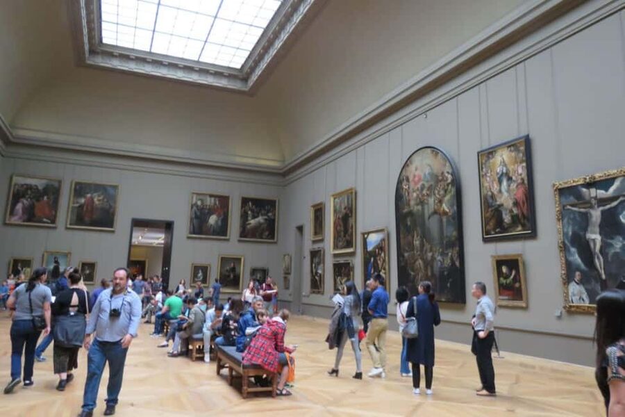 Paris: Louvre Museum Hosted Entry & Masterpieces Audio Guide - Meeting the host on Rue de Rivoli