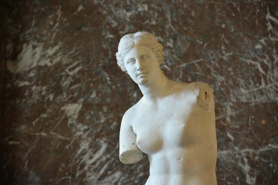 Paris: Louvre Museum Hosted Entry & Masterpieces Audio Guide - Getting inside and heading to the Mona Lisa