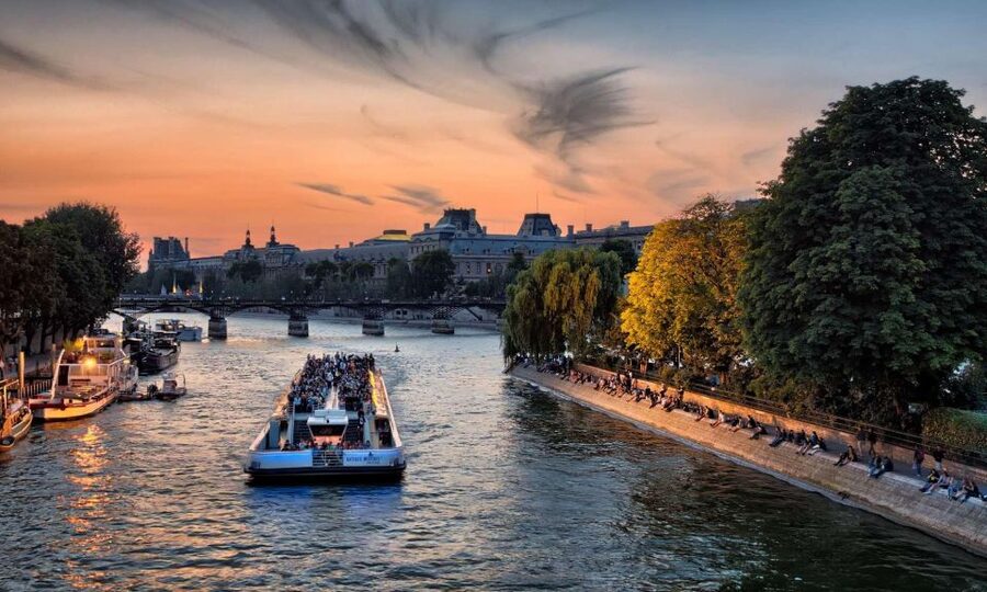 Paris: Louvre Museum & River Cruise Priority Access Tickets - Taking a break on the Bateaux Parisiens cruise