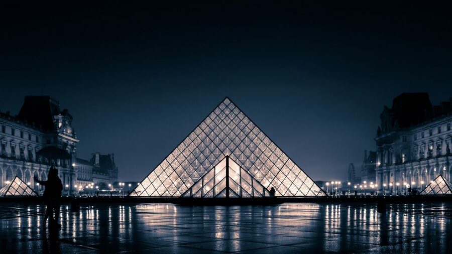 Paris: Louvre Museum Ticket with Optional Hosted - Who should choose this experience?
